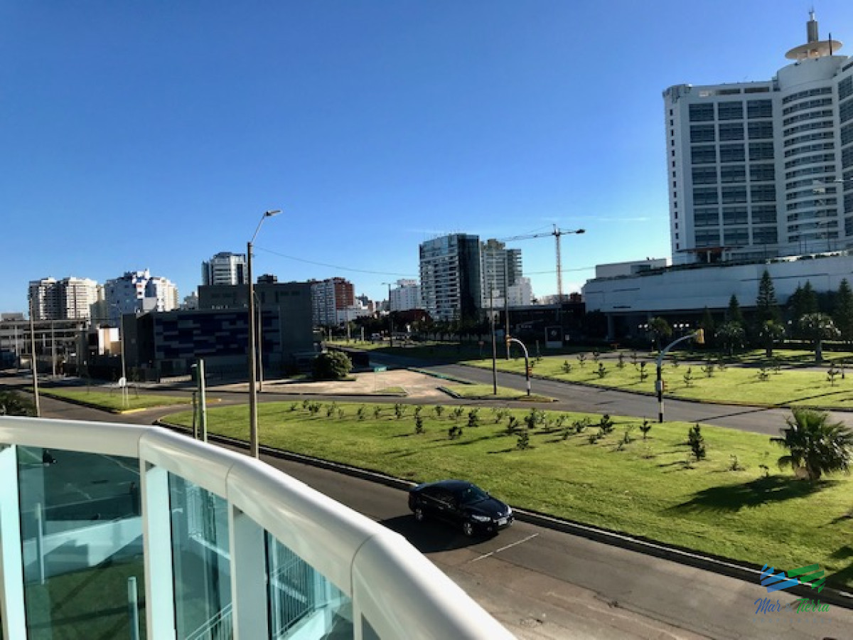 Apartamento ID.209 - Apartamento en Alquiler a una cuadra del mar (Playa Mansa)  en torre nueva, con todos y excelentes servicios .