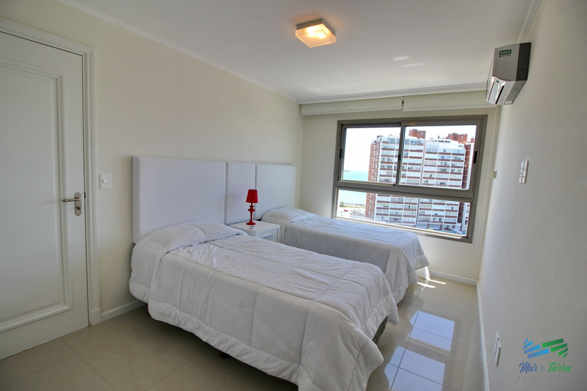 Apartamento ID.2344 - En venta apartamento Imperiale de 3 dormitorios, primera linea frente al mar, Punta del Este