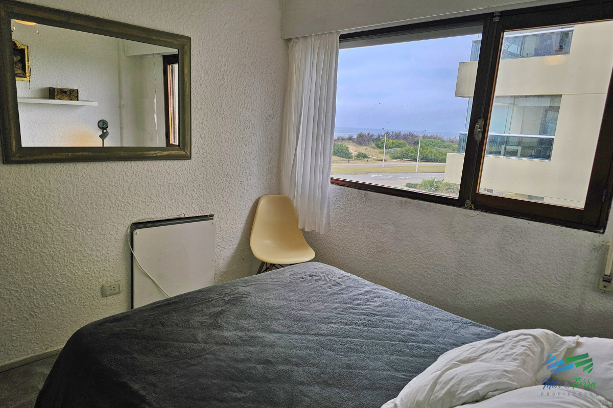 Apartamento ID.4813 - En venta apartamento de 2 dormitorios frente al mar, playa brava, Punta del Este