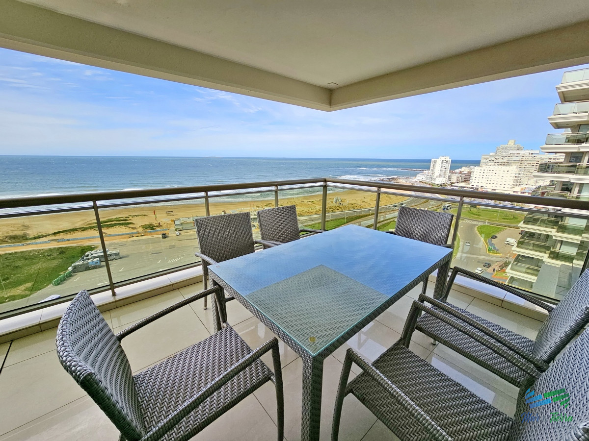 Apartamento ID.4433 - Alquiler apartamento Torre Imperiale de 4 dormitorios frente al mar, excelente vista y servicios, playa Brava, Punta del Este.