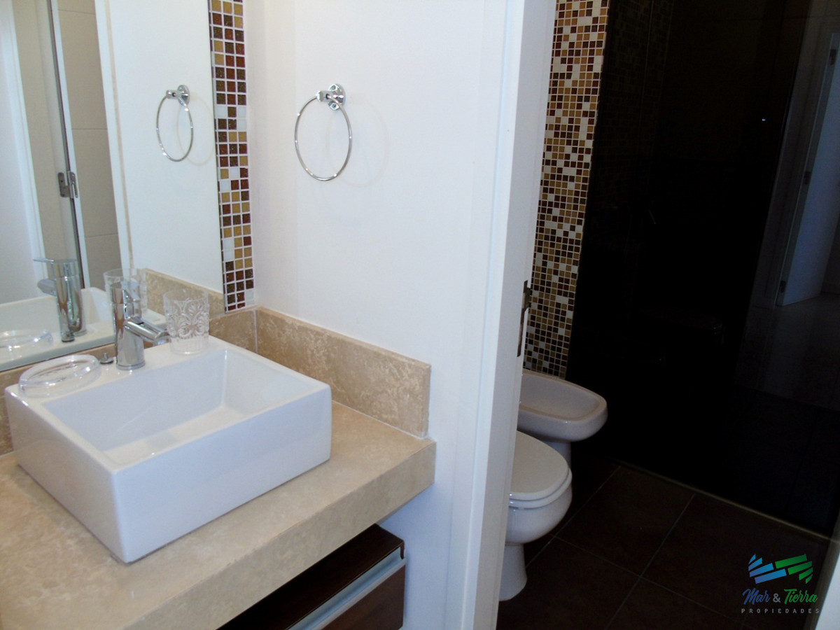 Apartamento ID.2435 - A metros del mar, en una de las zonas de mas categoría. Apartamento en piso alto con vista al mar.OPORTUNIDAD