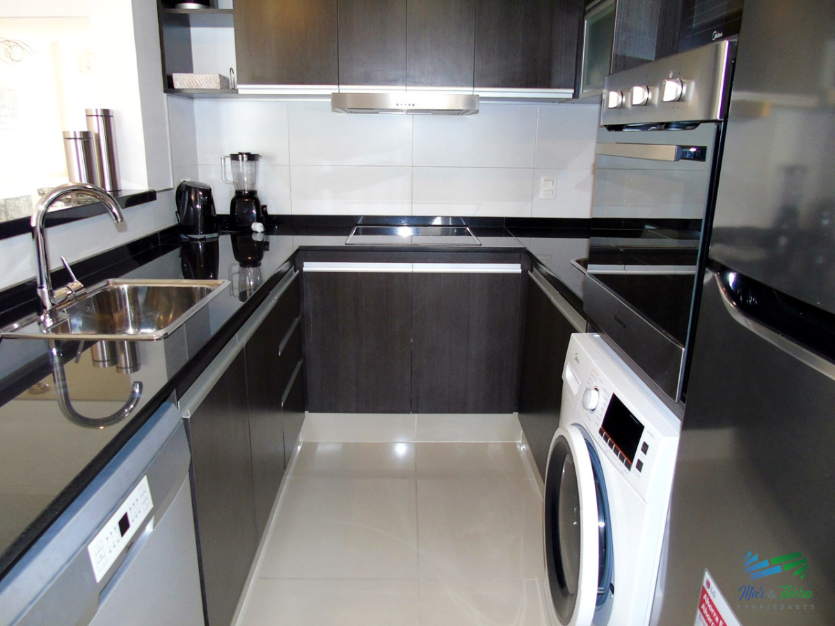 Apartamento ID.2435 - A metros del mar, en una de las zonas de mas categoría. Apartamento en piso alto con vista al mar.OPORTUNIDAD