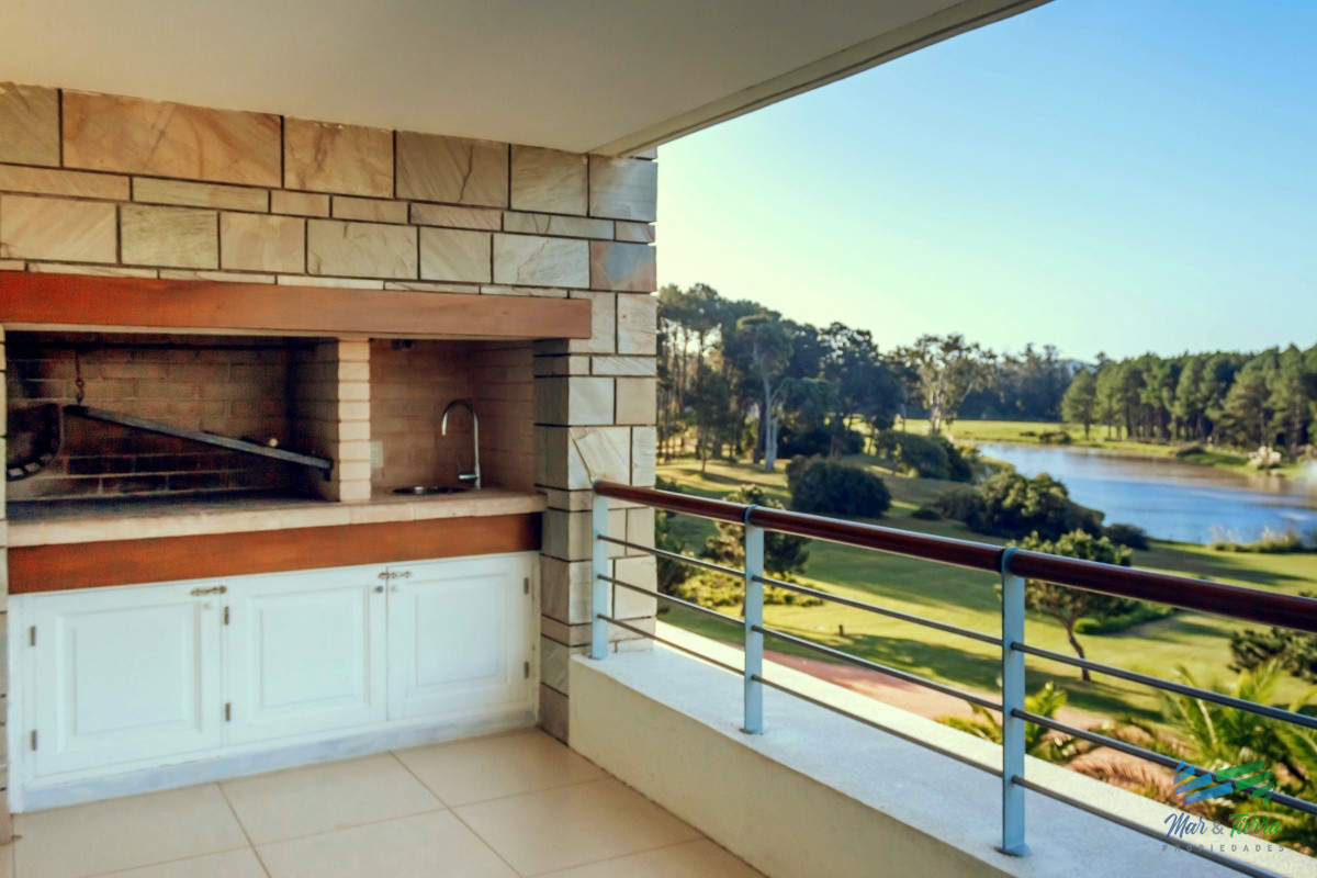 Apartamento ID.4209 - VENTA de apartamento de 2 dormitorios sobre playa Mansa de Punta del Este