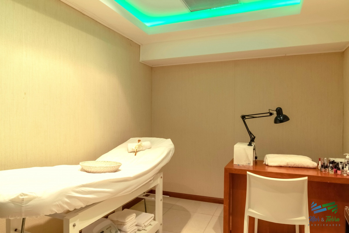 Apartamento ID.3945 - VENTA de Pent Huse sobre playa Mansa de 4 suites con todos los servicios