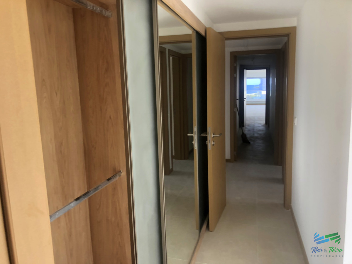 Apartamento ID.4305 - Venta de apartamento pent house de 3 suites mas servicio con baño y terraza primera linra en playa brava