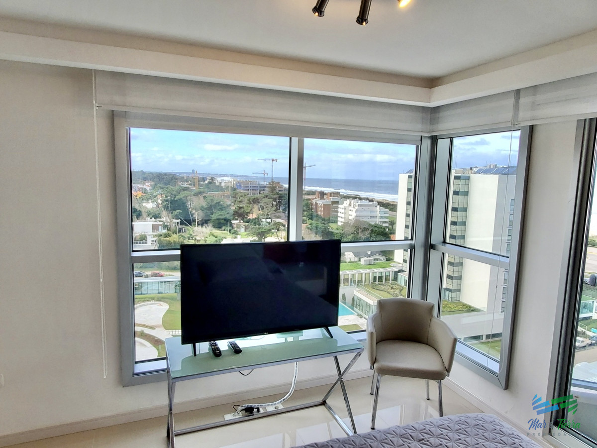 Apartamento ID.3879 - Venta apartamento de 3 dormitorios y servicio con baño 2da línea playa Brava Punta del Este 