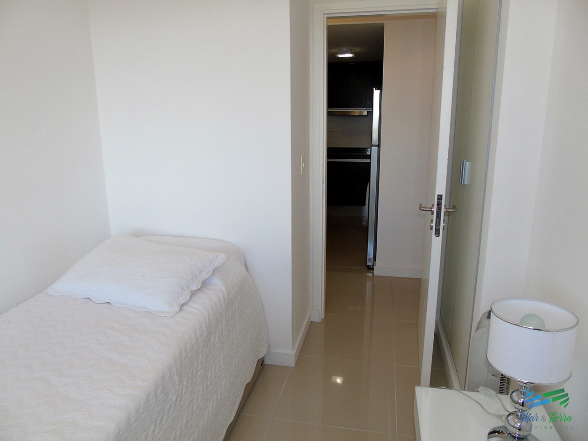 Apartamento ID.2435 - A metros del mar, en una de las zonas de mas categoría. Apartamento en piso alto con vista al mar.OPORTUNIDAD