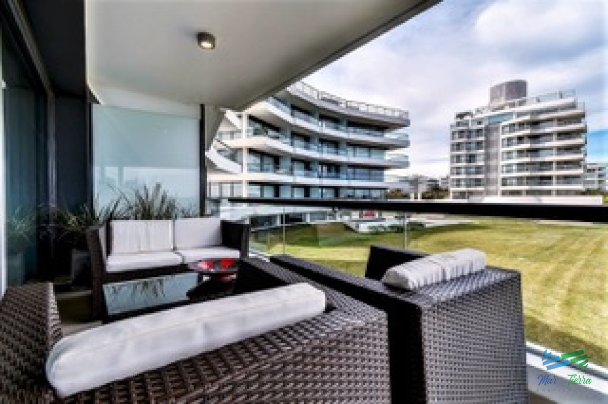 Apartamento ID.2724 - Vendo apartamento 4 dormitorios en primera línea de playa brava, Punta del Este.