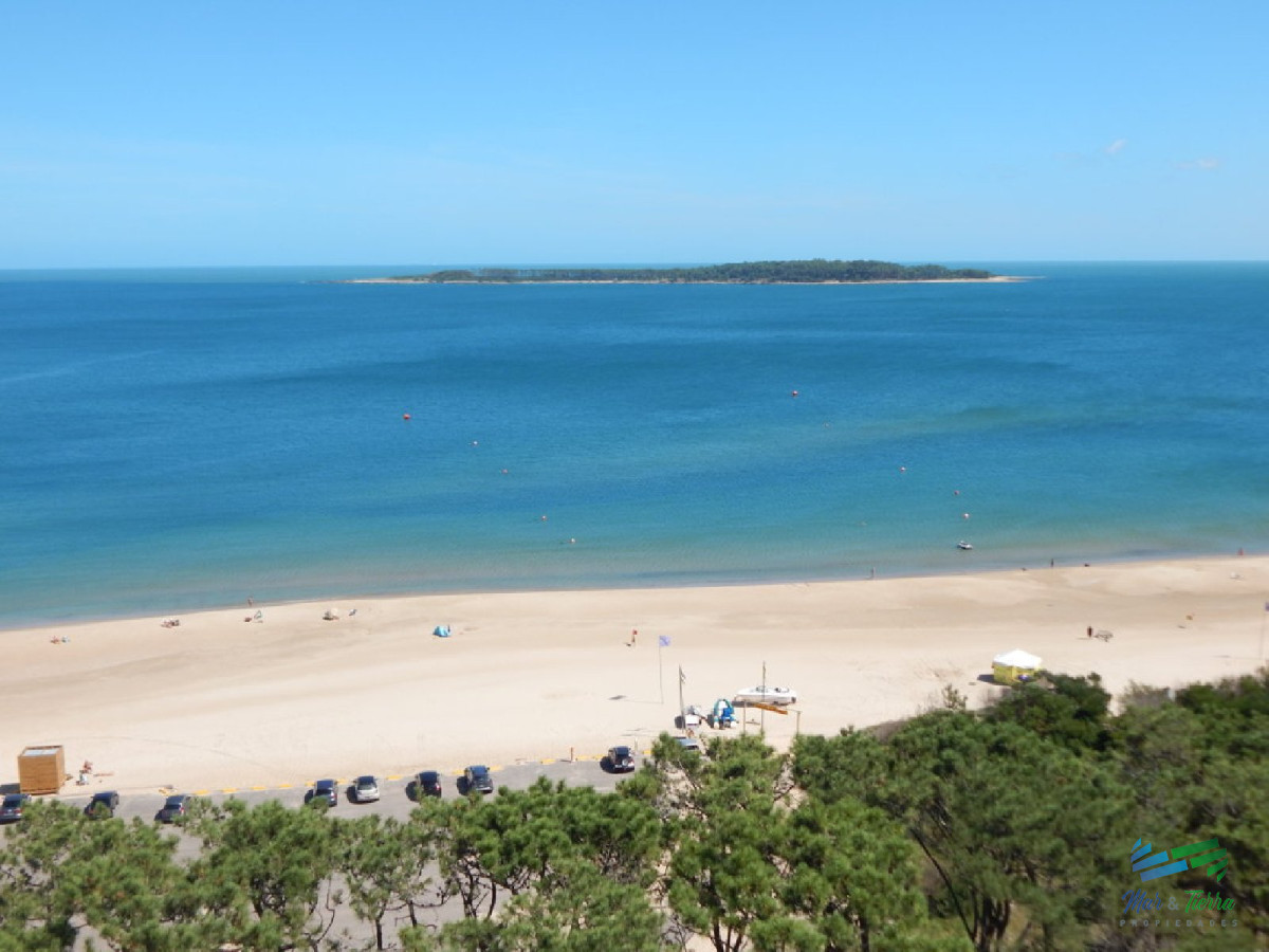 Apartamento ID.2110 - Espectacular planta, reciclada con materiales de primera calidad!!! cuenta 180 m2.