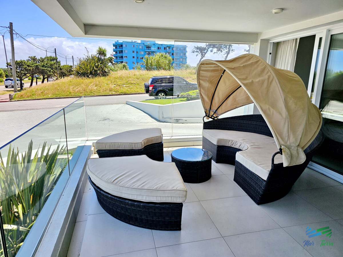 Apartamento ID.4944 - Venta de apartamento en primera línea sobre playa mansa de 3 suites más dependencia de servicio con baño en playa mansa Punta del este 