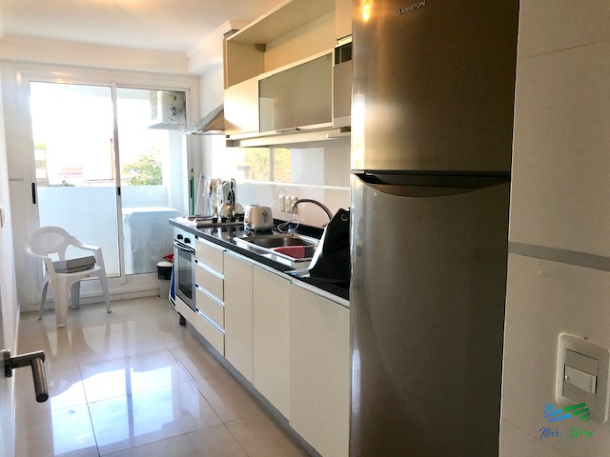 Apartamento ID.209 - Apartamento en Alquiler a una cuadra del mar (Playa Mansa)  en torre nueva, con todos y excelentes servicios .
