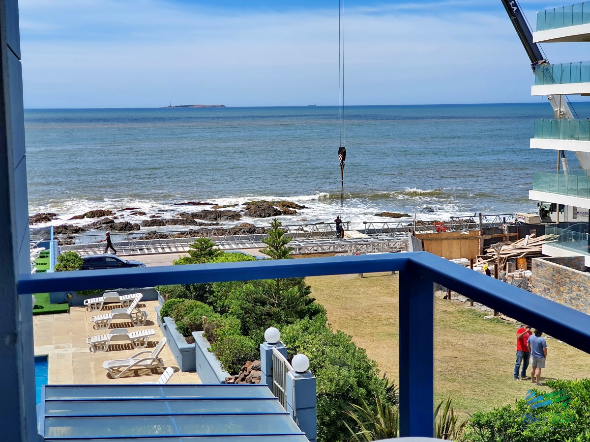 Apartamento ID.1515 - Se alquila apartamento de 1 dormitorio frente al mar con vista en Peninsula, Punta del Este.