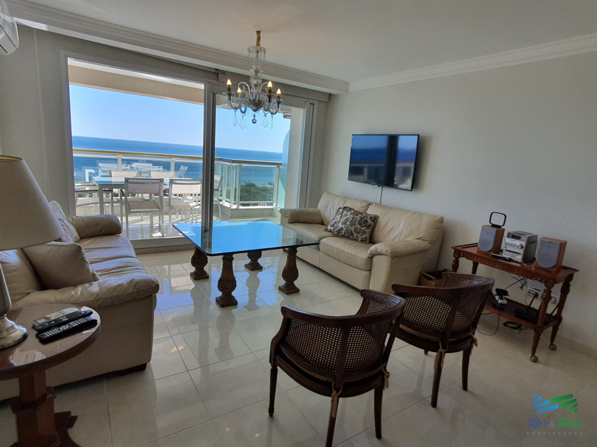 Apartamento ID.444 - Torre de categoría en primera línea sobre playa mansa.