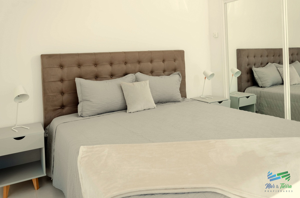 Apartamento ID.3945 - VENTA de Pent Huse sobre playa Mansa de 4 suites con todos los servicios