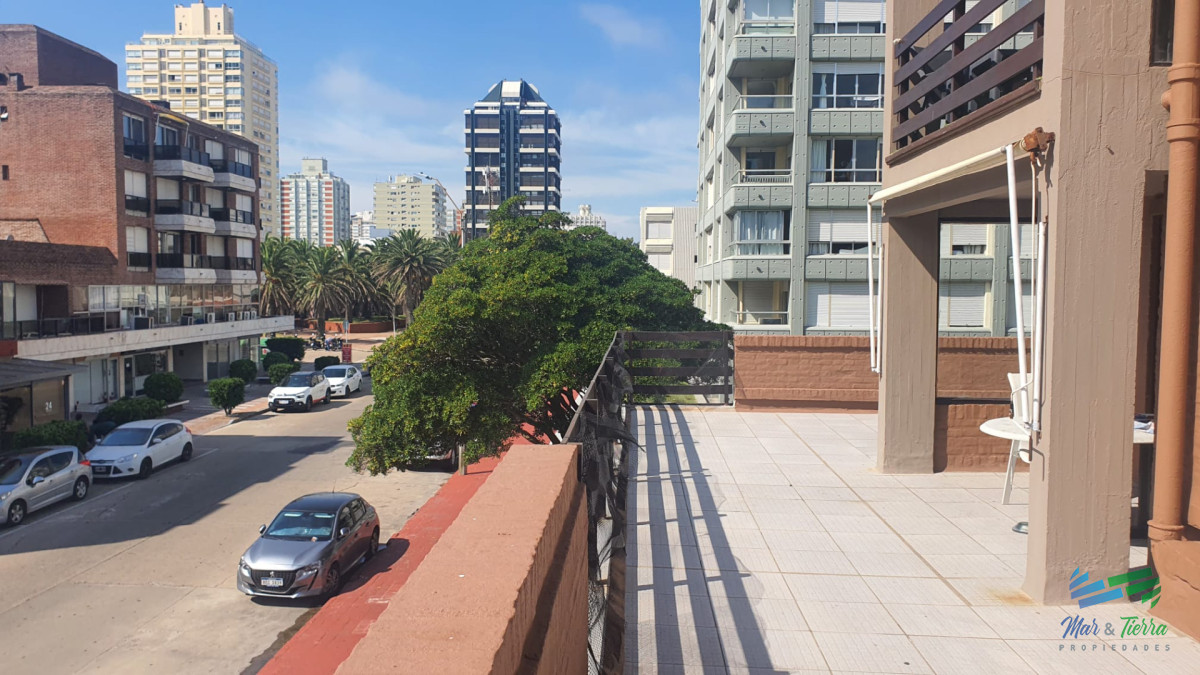 Apartamento ID.1067 - Vendo apartamento 2 dormitorios, con gran terraza y parrillero propio, servicio de mucamas y piscina. Peninsula, Punta del Este.