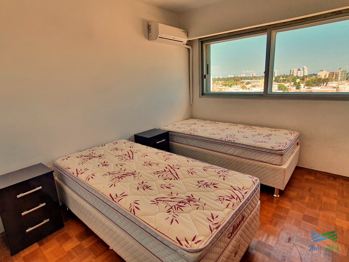 Apartamento ID.2512 - En alquiler y venta..  apartamento reciclado de 3 dormitorios en el centro de Maldonado, piso alto.