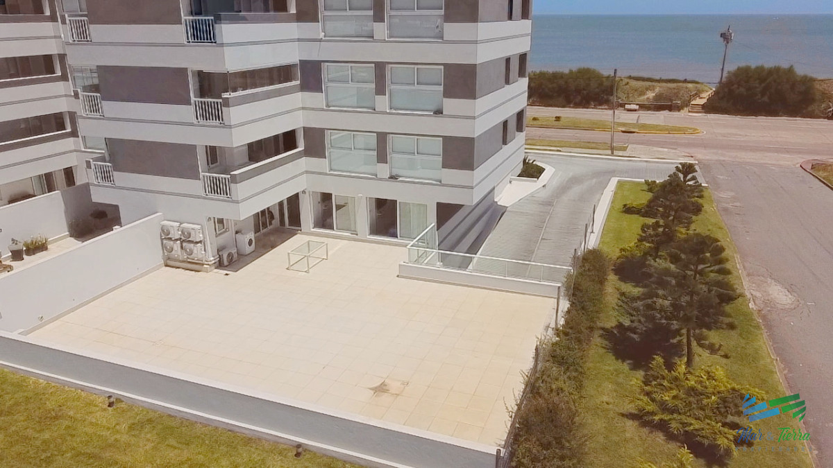 Apartamento ID.4944 - Venta de apartamento en primera línea sobre playa mansa de 3 suites más dependencia de servicio con baño en playa mansa Punta del este 