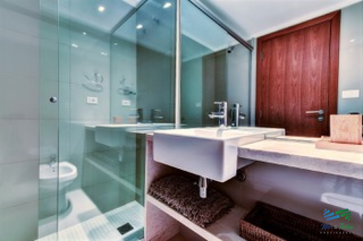 Apartamento ID.2724 - Vendo apartamento 4 dormitorios en primera línea de playa brava, Punta del Este.