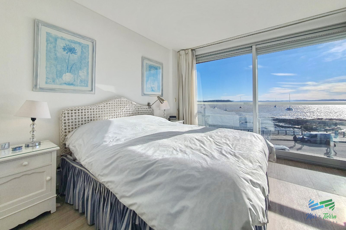 Apartamento ID.101 - Excelente opción en alquiler y venta, primera línea sobre el Puerto de Punta del Este. 