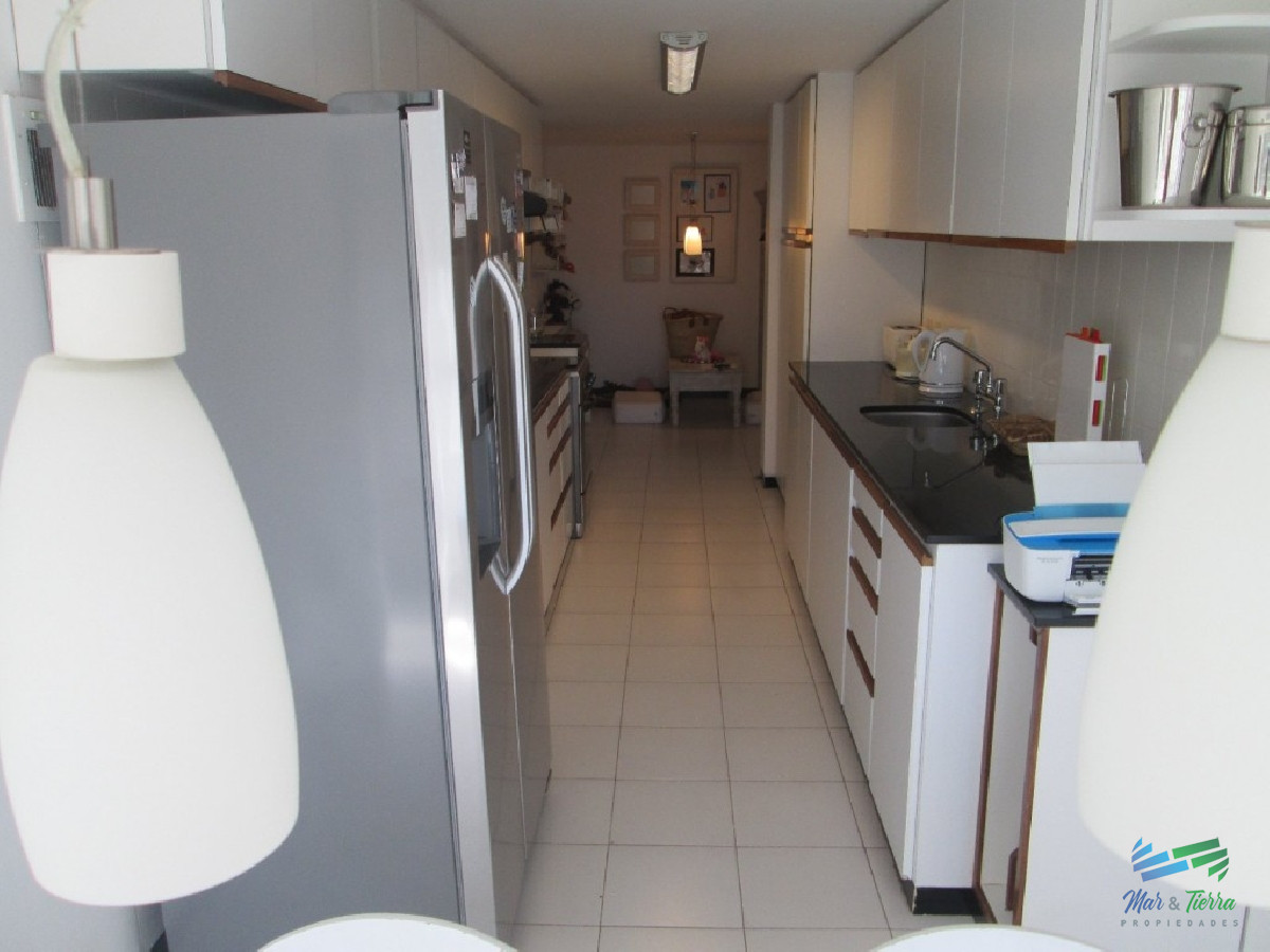 Apartamento ID.2152 - Excelente oportunidad... torre de categoría, con excelentes servicios, ubicado en primera línea sobre playa brava