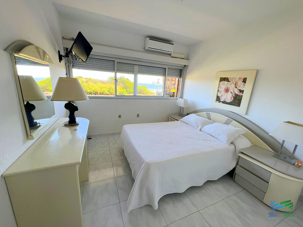 Apartamento ID.4482 - Venta de apartamento un dormitorio y medio primera línea playa Mansa Punta del Este