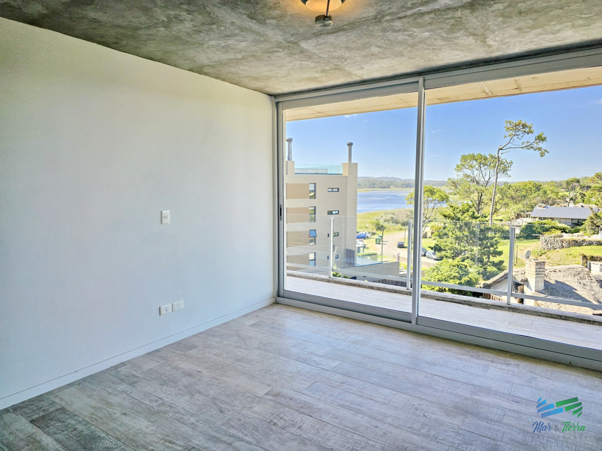 Apartamento ID.5677 - Alquiler anual apartamento penthouse frente al mar 3 dormitorios, Playa Mansa, Pinares, Punta del Este.