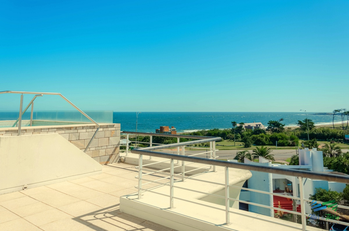 Apartamento ID.3945 - VENTA de Pent Huse sobre playa Mansa de 4 suites con todos los servicios