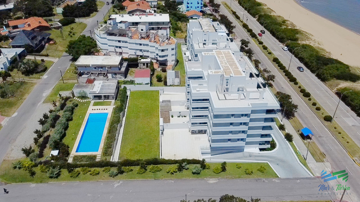 Apartamento ID.4944 - Venta de apartamento en primera línea sobre playa mansa de 3 suites más dependencia de servicio con baño en playa mansa Punta del este 