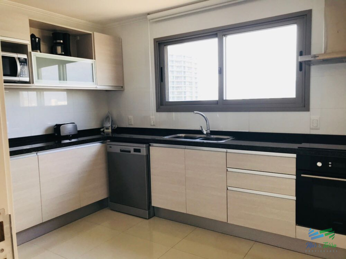 Apartamento ID.2486 - Apartamento de 3 dormitorios en Venta. Ave. Roosevelt, Punta Del Este