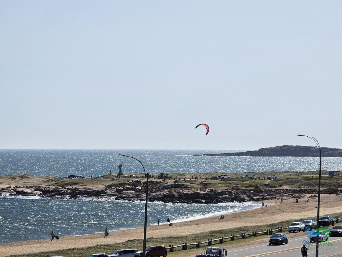 Apartamento ID.5677 - Alquiler anual apartamento penthouse frente al mar 3 dormitorios, Playa Mansa, Pinares, Punta del Este.