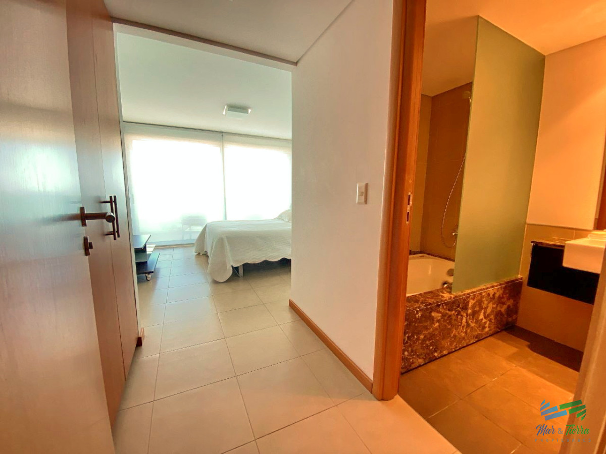 Apartamento ID.4526 - APARTAMENTO CON VISTA, DISPONIBLE TEMPORADA 2026, 3 DORMITORIOS EN SUITE, PENÍNSULA, PUNTA DEL ESTE.
