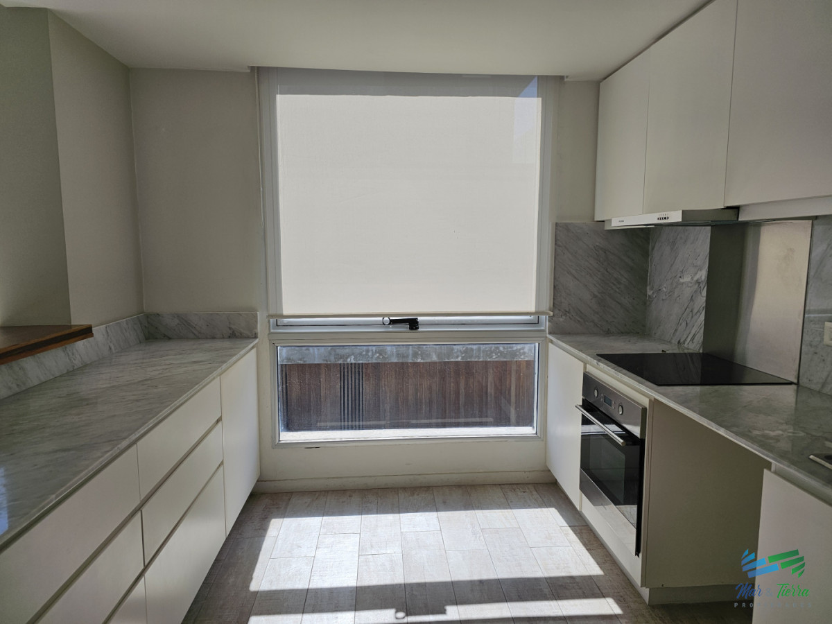 Apartamento ID.5677 - Alquiler anual apartamento penthouse frente al mar 3 dormitorios, Playa Mansa, Pinares, Punta del Este.