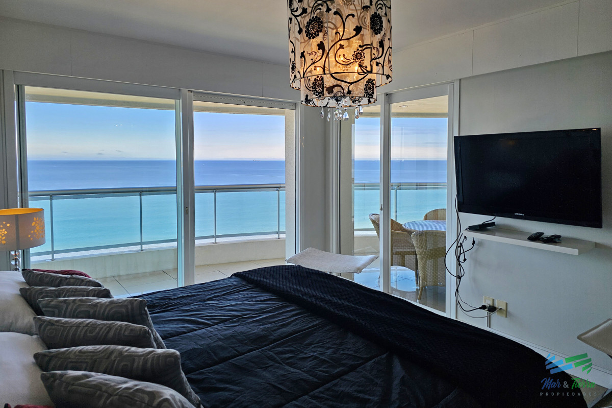 Apartamento ID.3664 - Alquilo apartamento 3 dormitorios frente al mar con servicios, Playa Mansa, Punta del Este