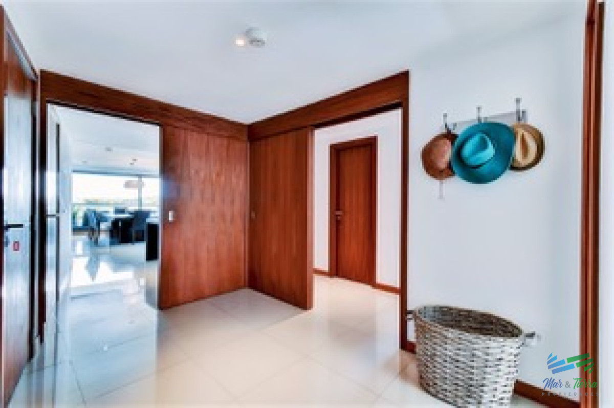 Apartamento ID.2724 - Vendo apartamento 4 dormitorios en primera línea de playa brava, Punta del Este.