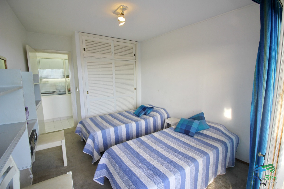 Apartamento ID.2502 - En venta apartamento 3 dormitorios en primera linea sobre Playa Mansa, Punta del Este.