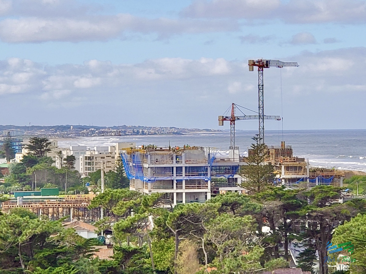 Apartamento ID.3879 - Venta apartamento de 3 dormitorios y servicio con baño 2da línea playa Brava Punta del Este 