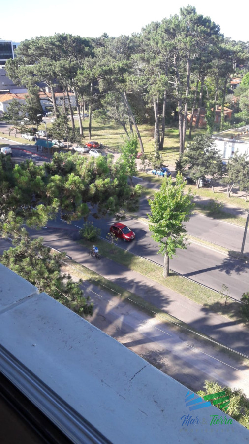 Apartamento ID.1318 - En alquiler.. Av. Roosevelt. Edificio con servicios.