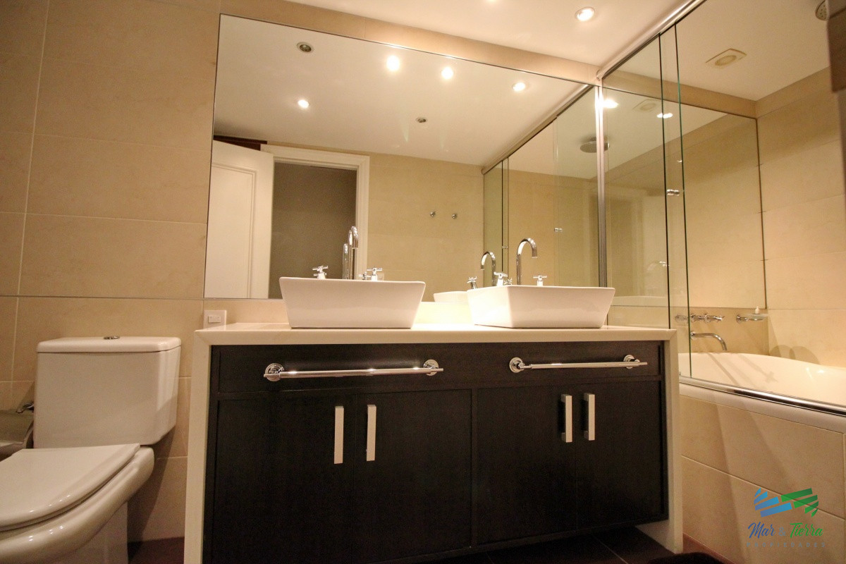 Apartamento ID.2338 - Apartamento de 3 dormitorios, primera linea frente al mar, en alquiler y venta, Punta del Este