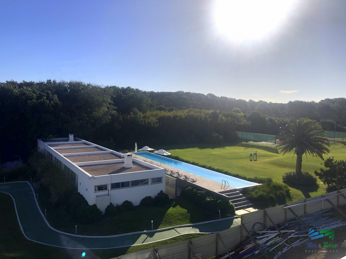 Apartamento ID.4305 - Venta de apartamento pent house de 3 suites mas servicio con baño y terraza primera linra en playa brava