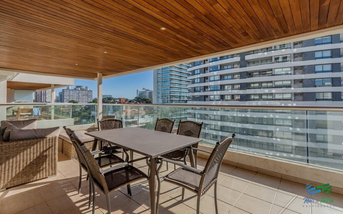 Apartamento ID.4125 - Venta apartamento de 2 dormitorios y medio con gran terraza en Playa Brava Punta del este