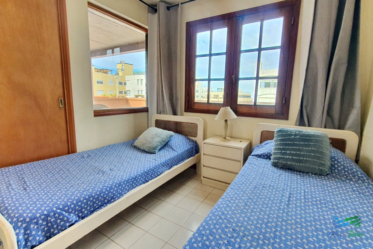 Apartamento ID.749 - Apartamento con gran terraza, parrillero propio de 2 dormitorios y 2 baños a 1 cuadra de Gorlero. Punta del este. 