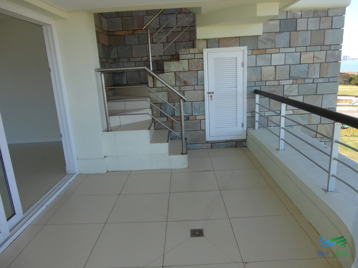 Apartamento ID.3945 - VENTA de Pent Huse sobre playa Mansa de 4 suites con todos los servicios