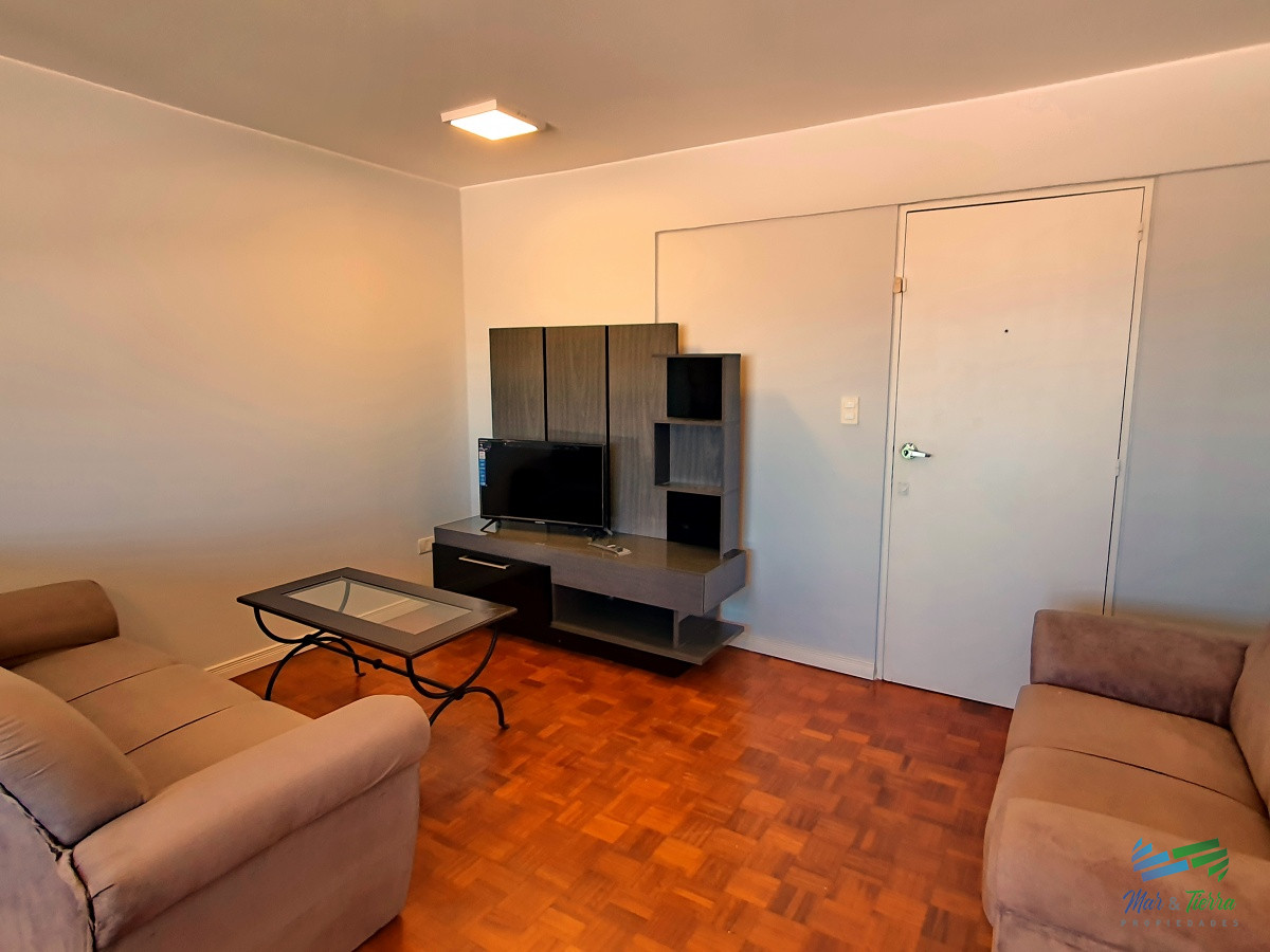 Apartamento ID.2512 - En alquiler y venta..  apartamento reciclado de 3 dormitorios en el centro de Maldonado, piso alto.