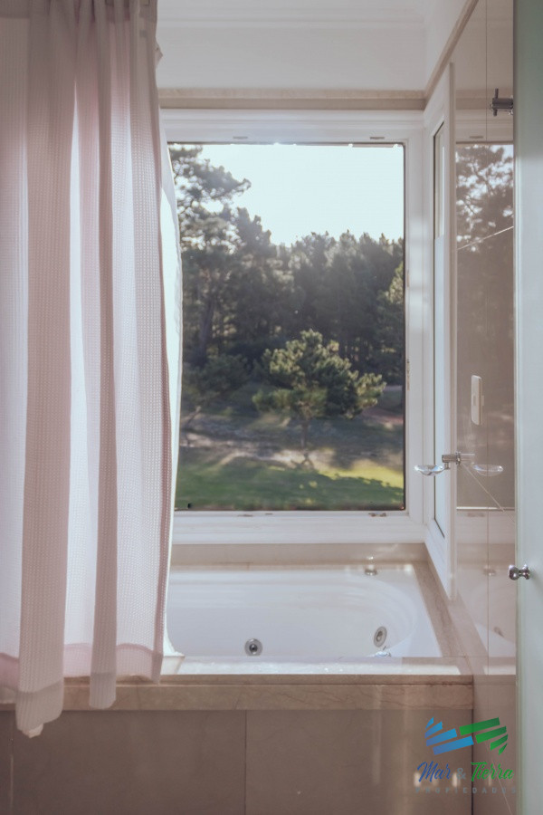 Apartamento ID.4209 - VENTA de apartamento de 2 dormitorios sobre playa Mansa de Punta del Este