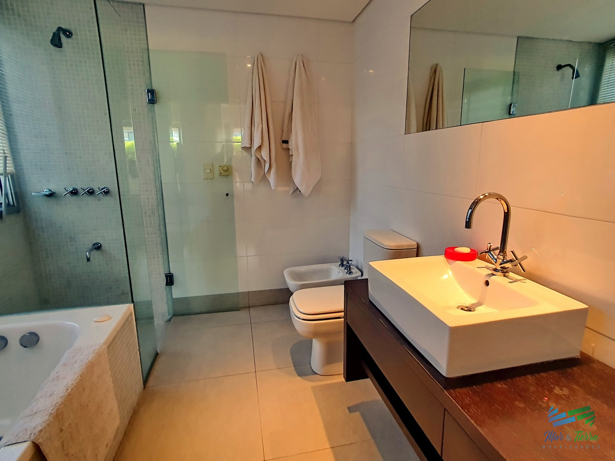 Apartamento ID.3064 - Vendo apartamento de 3 dormitorios y 3 baños. Rincón del Indio, Punta del Este.