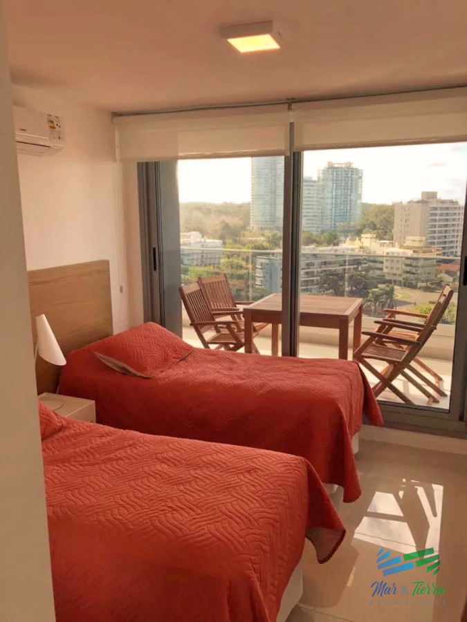 Apartamento ID.3357 - Vendo apartamento 3 dormitorios con servicios y vista parcial, playa brava, Punta del Este