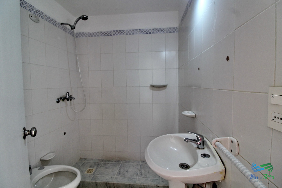 Apartamento ID.2664 - OPORTUNIDAD!!! Vendo apartamento 2 dormitorios en centro de Maldonado, piso alto con balcón.