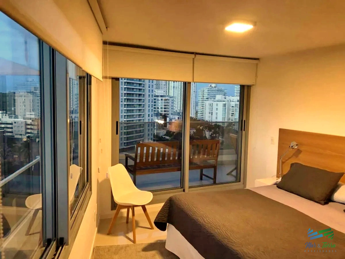 Apartamento ID.3357 - Vendo apartamento 3 dormitorios con servicios y vista parcial, playa brava, Punta del Este