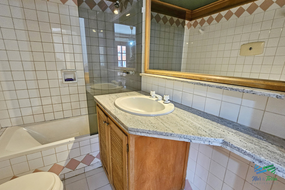 Apartamento ID.1067 - Vendo apartamento 2 dormitorios, con gran terraza y parrillero propio, servicio de mucamas y piscina. Peninsula, Punta del Este.