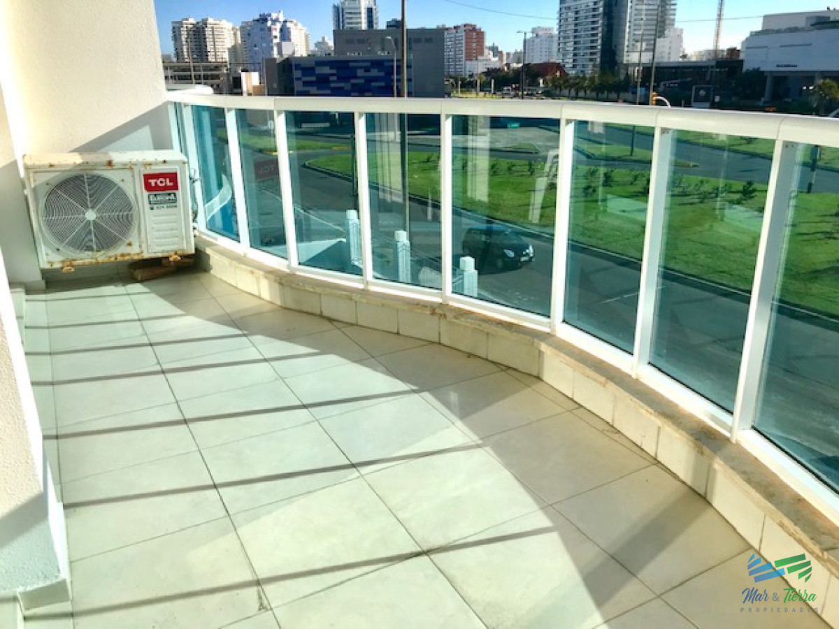 Apartamento ID.209 - Apartamento en Alquiler a una cuadra del mar (Playa Mansa)  en torre nueva, con todos y excelentes servicios .